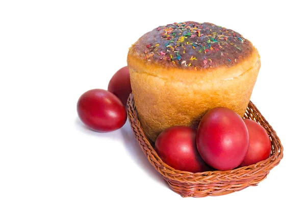 红色的复活节彩蛋和复活节面包，装在一只篮子里白色的酒泉 — 图库照片