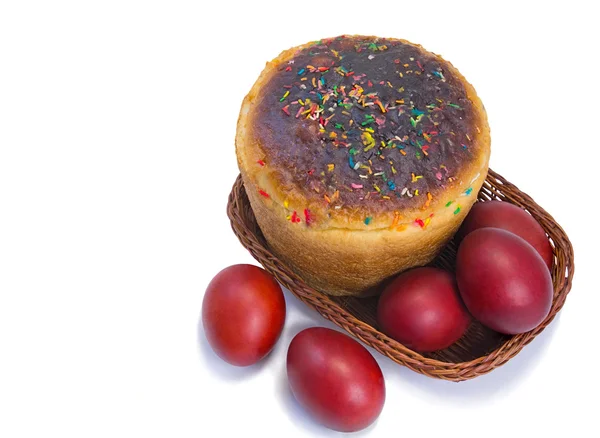 红色的复活节彩蛋和复活节面包，装在一只篮子里白色的酒泉 — 图库照片