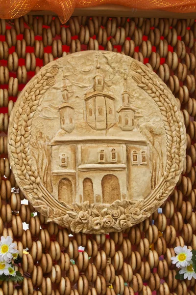 Bread, decorated with the image of the temple, is situated on th — Stock Photo, Image