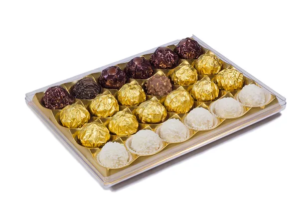 Dulces de chocolate en la caja sobre el fondo blanco. — Zdjęcie stockowe