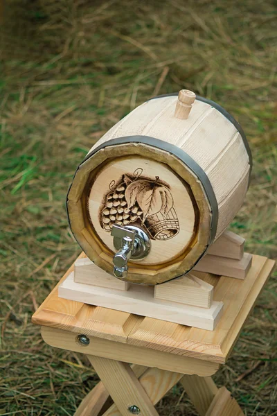 Vino barril de roble de madera, cerveza con grúa metálica. Vendido en la feria . —  Fotos de Stock