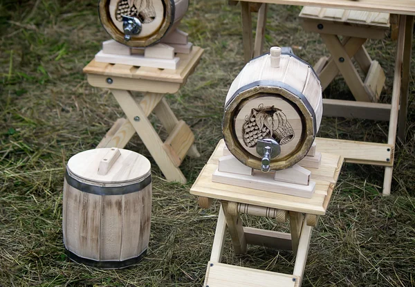 Vino barril de roble de madera, cerveza con grúa metálica. Vendido en la feria . — Foto de Stock