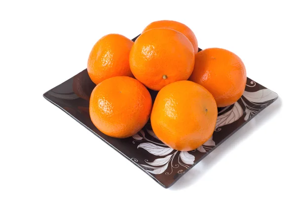 Velké zralé mandarinky v skleněné misky na bílém pozadí. — Stock fotografie
