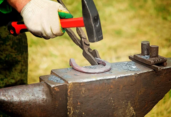 Eine kleine Werkstatt für schmiedeeiserne Handarbeiten. — Stockfoto