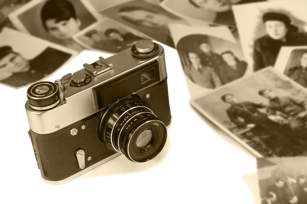 De oude filmcamera en oude foto's op een witte achtergrond. — Stockfoto