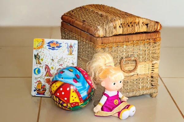 Brinquedos infantis e o recipiente para seu armazenamento . — Fotografia de Stock