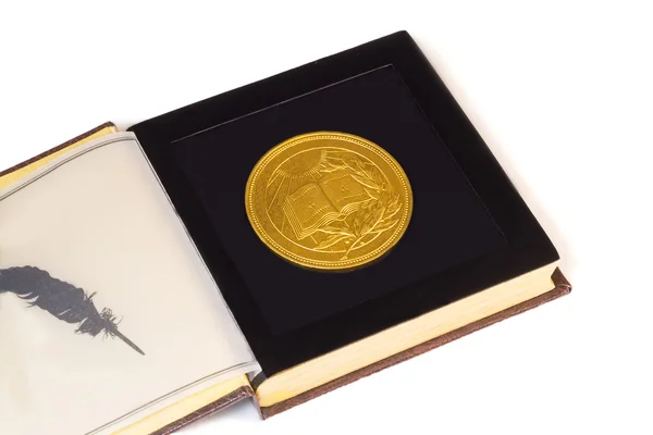 Medalha com a imagem do livro e um ramo de louro em um branco — Fotografia de Stock