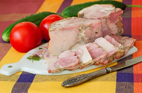 Carne di maiale affumicata e verdure su un piatto bianco — Foto Stock