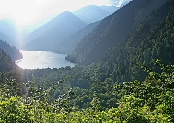 Lago di montagna di Rits tra le montagne del Caucaso . — Foto Stock