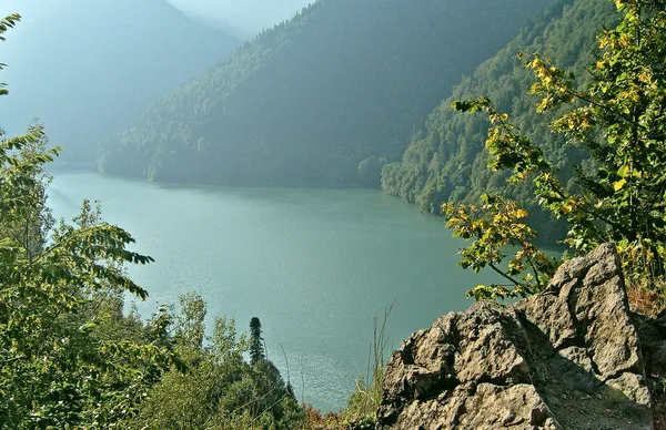 ทะเลสาบภูเขาของ Rits ในภูเขาของ Caucasus . — ภาพถ่ายสต็อก