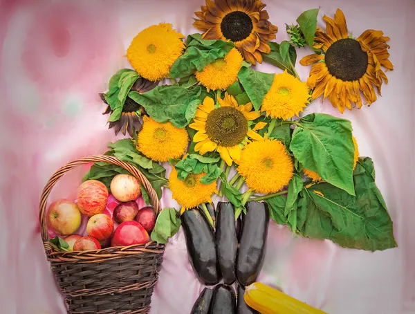 Panier avec pommes et un bouquet de fleurs d'un tournesol et — Photo