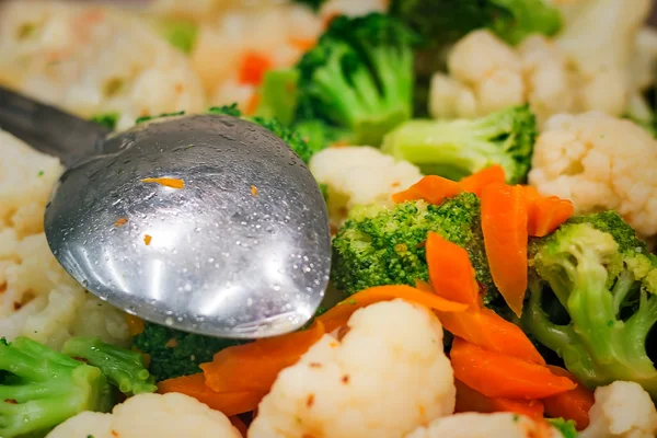 Légumes cuits : chou brocoli, carottes, chou-fleur . — Photo