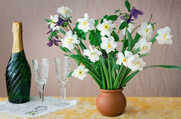Des narcisses en fleurs dans un vase sur une table . — Photo