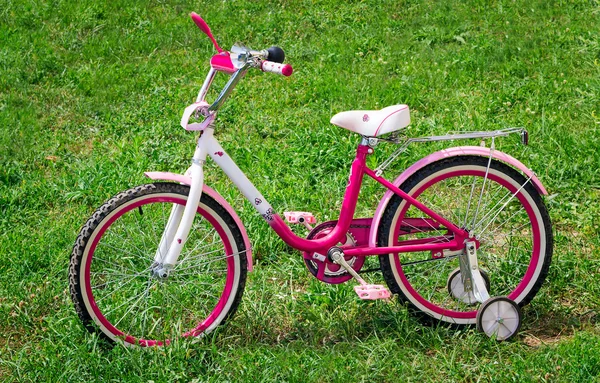 Rower dla dziewczyny na zielony trawnik. — Zdjęcie stockowe