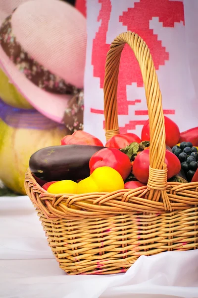 The beautiful basket with vegetables, fruit is on sale at fair. — Stock Photo, Image