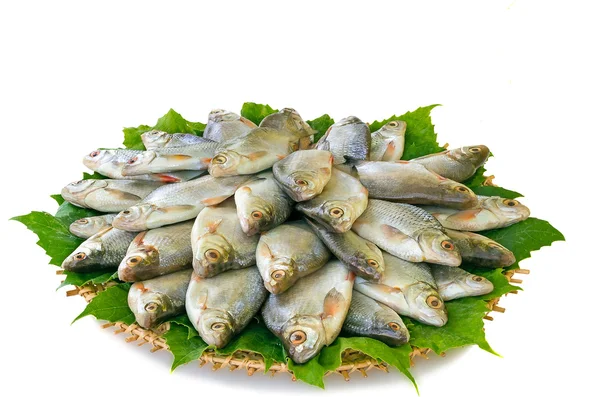 Flussfisch (Karpfen) und Grünkohl auf einem runden Teller. — Stockfoto