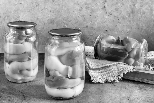 Консервирование дома: маринованный перец для начинки — стоковое фото