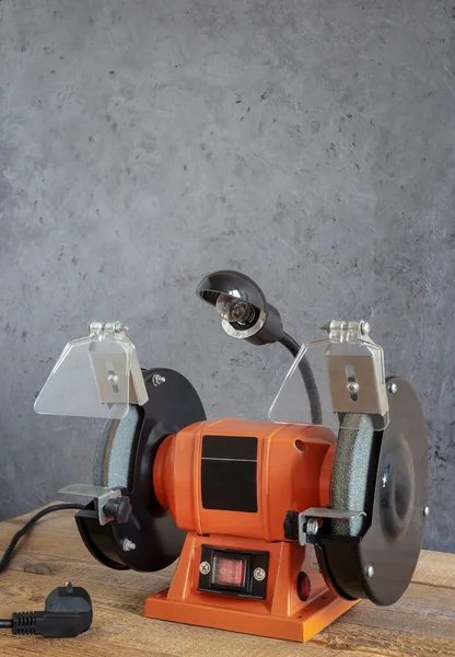 2つの研削砥石 保護ケーシング 保護スクリーン ランプ付きの小型電動工具研削機 フロントビュー コピースペース — ストック写真