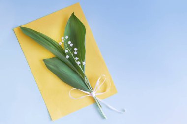 Bir buket nilüfer çiçeği ve mavi arka planda yapraklar. Üst görünüm, alanı kopyala