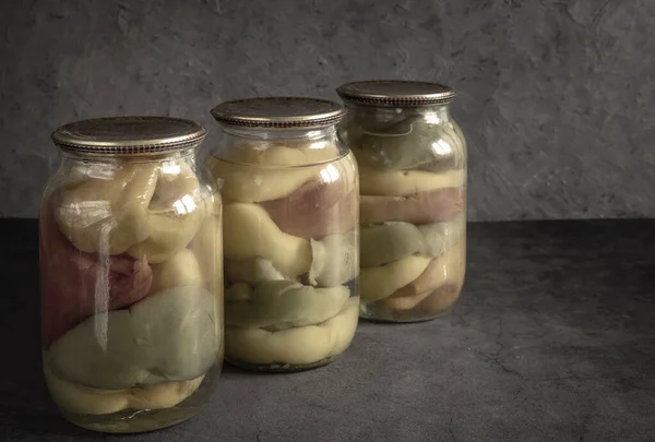 Home canning : poivrons marinés pour farce — Photo