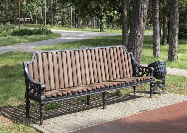 Banco de madeira para relaxar no parque — Fotografia de Stock