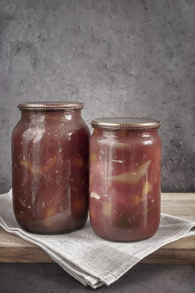 Casa enlatamento: pimentas enlatadas em frascos de vidro — Fotografia de Stock