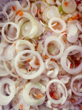 Pişirmek için soğan halkaları ve havuç dilimleri. Üst görünüm, yakın çekim.