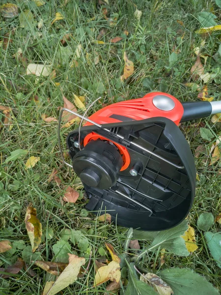 Haushaltsgeräte Rasenmäher Trimmer Zum Rasenmähen Mit Akkus Präsentiert Vor Einem — Stockfoto