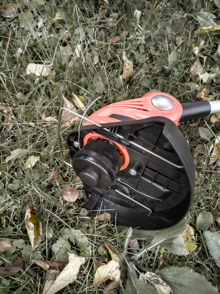 家電製品 充電池の芝生を切断するための芝刈り機 草や葉 フロントビュー コピースペースの背景に提示 — ストック写真