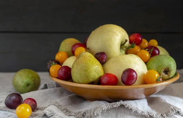 Νεκρή Φύση Μήλα Αχλάδια Δαμάσκηνα Κεραμικό Πιάτο Παρουσιάζεται Κοντινό Πλάνο — Φωτογραφία Αρχείου