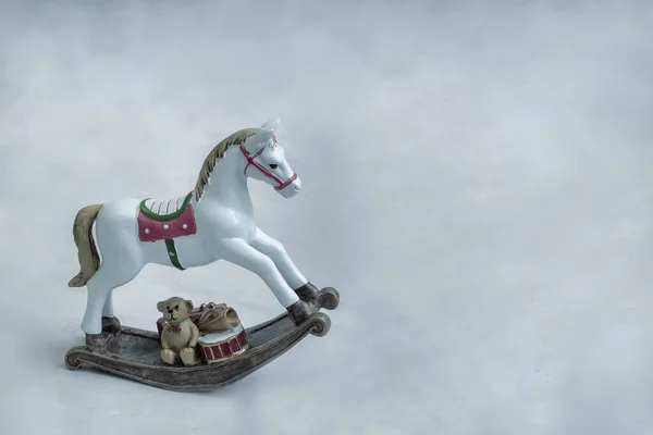 Brinquedo de crianças: um cavalo branco em uma cadeira de balanço — Fotografia de Stock