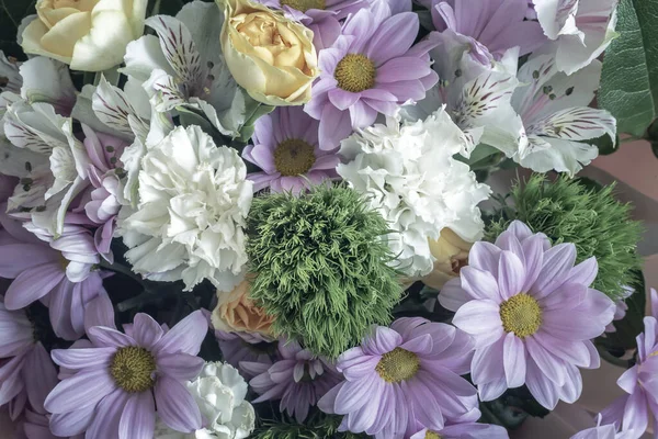 Kytice krásných květin zblízka, horní pohled — Stock fotografie