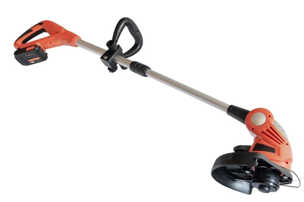 Çim biçme makinesi, beyaz arkaplanda pil budayıcı