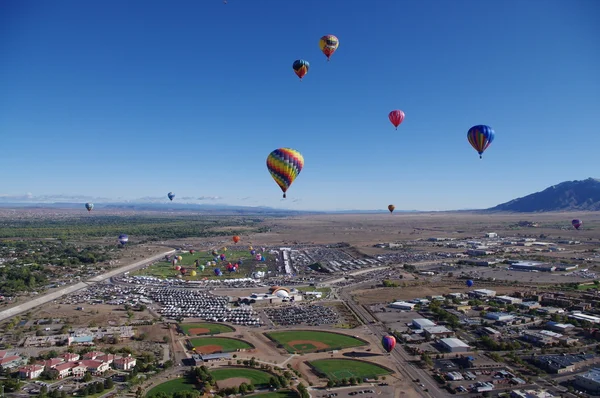 Albuquerque - 08 października: masa wzniesienia balonów, jak widać z powietrza na 40 edycji międzynarodowych kontuzjowanej albuquerque odbyła się w październiku 2011. — Zdjęcie stockowe