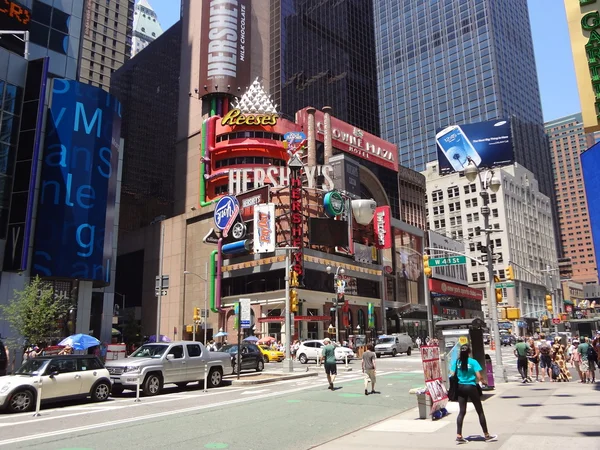 New york červen 28: hershey je obchod v new Yorku krát náměstí na w 48 ulice 28 června 2012. Každý rok miliony hejna do times square pro silvestrovské oslavy. — Stock fotografie