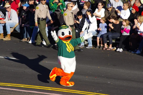 Pasadena, Kalifornien - 2 januari: maskot för university of oregon, marscherande anka, avbildas som han hälsar åskådare under japansk upplagan av Ros paraden hölls den 2 januari, 2012. — Stockfoto