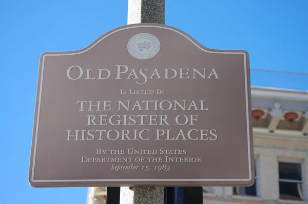 PASADENA, CALIFORNIA - 1 DE ENERO: Un letrero, informando que "Pasadena Viejo" está inscrito en el Registro Nacional de Lugares Históricos, fotografiado en enero de 2012 . — Foto de Stock