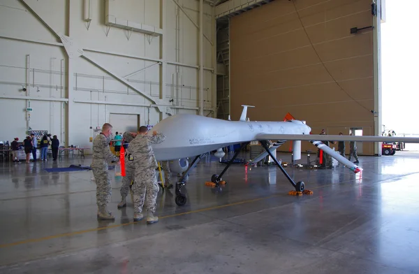 McGUIRE AIR FORCE BASE-WRIGHTSTOWN, NEW JERSEY-MAI 12 : Une maquette d'un véhicule aérien sans pilote prédateur (drone) General Atomics MQ-1B est en train d'être installée pour la journée portes ouvertes de la base en mai 2012 Image En Vente