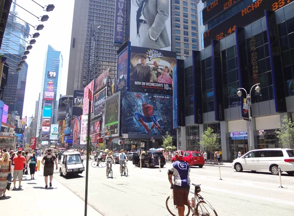 New york-juni 28: new york's times square tussen w 47e en w 48e straten op 28 juni 2012. elk jaar miljoenen mensen kudde naar times square voor oudejaarsavond vieringen. — Stockfoto