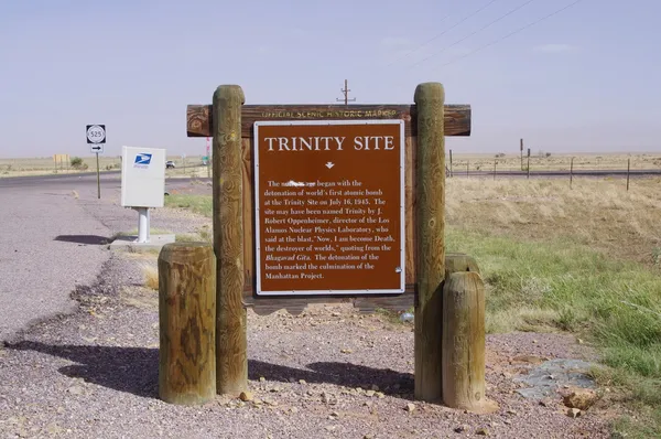 CERCA DE SOCORRO, NUEVA MÉXICO, EE.UU. 6 DE OCTUBRE: Un marcador histórico en la ruta 380 marca el área conocida como Trinity Site, la ubicación de la primera detonación de bombas atómicas del mundo. Fotografiado en 2011 . — Foto de Stock