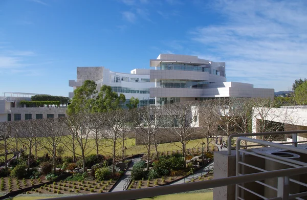 Los angeles, kalifornien, usa - 29. dezember: das j. paul getty forschungsinstitut im getty museum am 29. dezember2011. das gebäude wurde von architekt richard meier entworfen. — Stockfoto