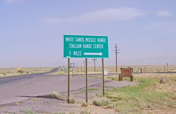 NEAR SOCORRO, NOVO MÉXICO, EUA-OCT 6: Um sinal de estrada direcionando os visitantes para a entrada da Faixa de Mísseis White Sands do Exército dos Estados Unidos em 2011 . — Fotografia de Stock