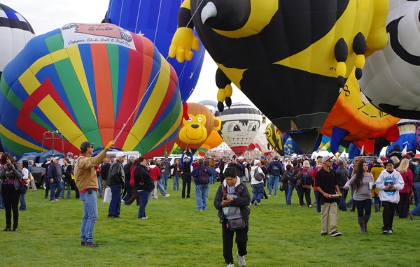 ALBUQUERQUE, NEW MEXICO, USA - OCTOBER 06: A mass inflation of hot air balloons is pictured at the 40th edition of the Albuquerque International Balloon Fiesta held in October 2011. — Stock Photo, Image