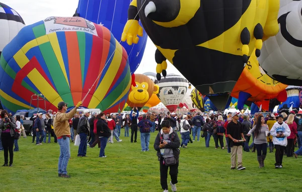 Albuquerque, new mexico, usa - 06 oktober: een massa inflatie van hete lucht ballonnen is afgebeeld op de 40ste editie van de internationale ballon fiesta in oktober 2011 gehouden albuquerque. Stockafbeelding