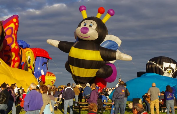 ALBUQUERQUE, NUOVO MESSICO, USA - 06 OTTOBRE: Le mongolfiere Joey e Lilly "Little Bees" prendono forma durante la 40esima edizione della Festa Internazionale della Palloncino di Albuquerque tenutasi nell'ottobre 2011 . — Foto Stock