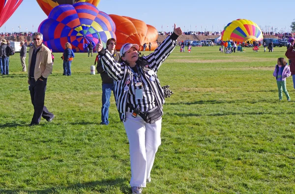 ALBUQUERQUE, NEW MEXICO, USA - OCTOBER 08: A launch official gives the "thumbs up" sign to balloons as they take off at the 40th edition of the Albuquerque International Balloon Fiesta, October 2011. — Stock Photo, Image