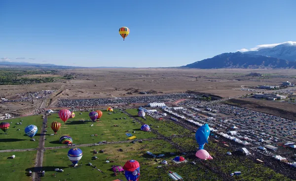 ALBUQUERQUE, NUEVA MÉXICO, EE.UU. - 08 DE OCTUBRE: Una gran multitud estuvo presente para la ascensión masiva matutina de globos en la 40ª edición de la Fiesta Internacional del Globo de Albuquerque celebrada en octubre de 2011 —  Fotos de Stock