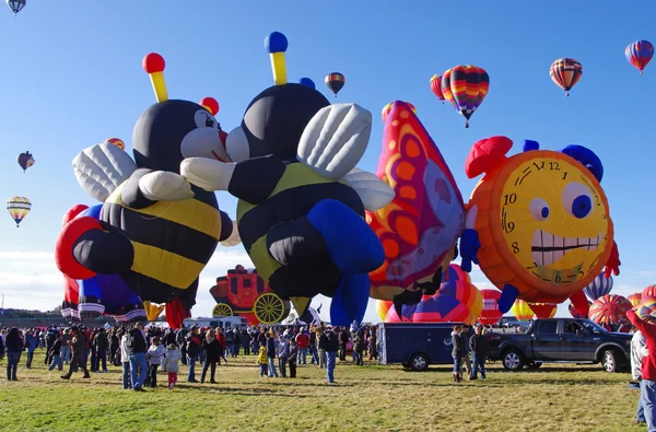 ALBUQUERQUE, NOUVEAU-MEXIQUE, ÉTATS-UNIS - 8 OCTOBRE : Des montgolfières spéciales à air chaud ont été présentées à la 40e édition de la Fiesta internationale des montgolfières d'Albuquerque qui s'est tenue en octobre 2011 . Images De Stock Libres De Droits