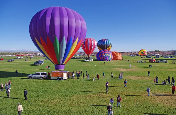 Albuquerque, new mexico, usa - oktober 08: ballonnen voorbereiden om te lanceren op de 40ste editie van de internationale ballon fiesta in oktober 2011 gehouden albuquerque. Rechtenvrije Stockafbeeldingen