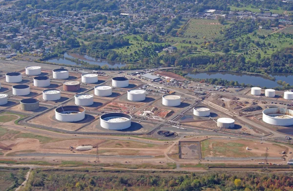 LINDEN, NEW JERSEY, USA - OCTOBER 09: The oil storage tanks of the Phillips 66 oil refinery are pictured in this aerial photograph taken on October 09, 2011. — Stock Photo, Image